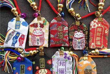 Vật Phẩm May Mắn Mang Bên Người - Bí Quyết Thu Hút Tài Lộc Và Bình An